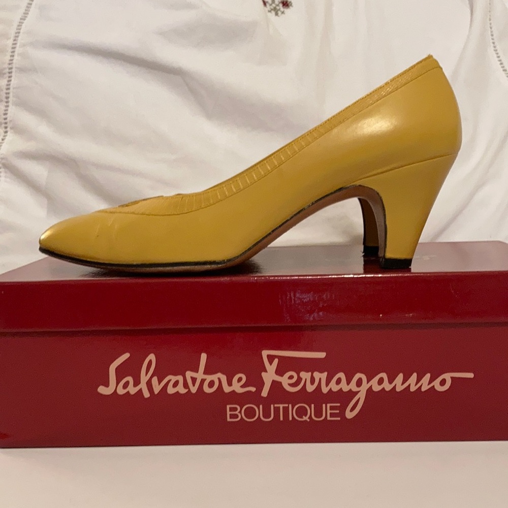 Beautiful Salvatore Ferragamo Yellow pumps 6 1/2 !